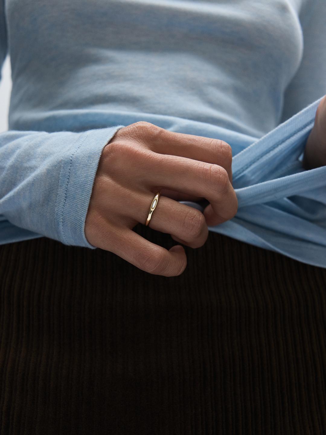 Stem Cut Band in Yellow Gold